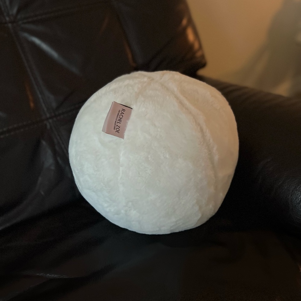 Rachael Zoe Accents/ faux Fur (pumpkin style and soft). Excellence condition.